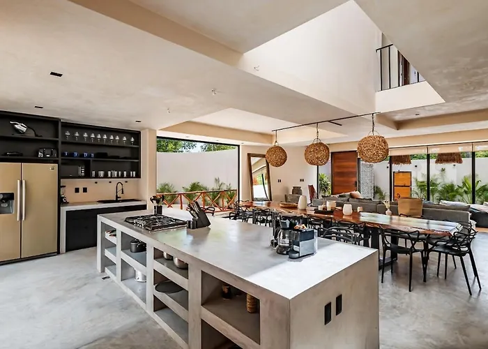 5-bedroom Private House With Pool In